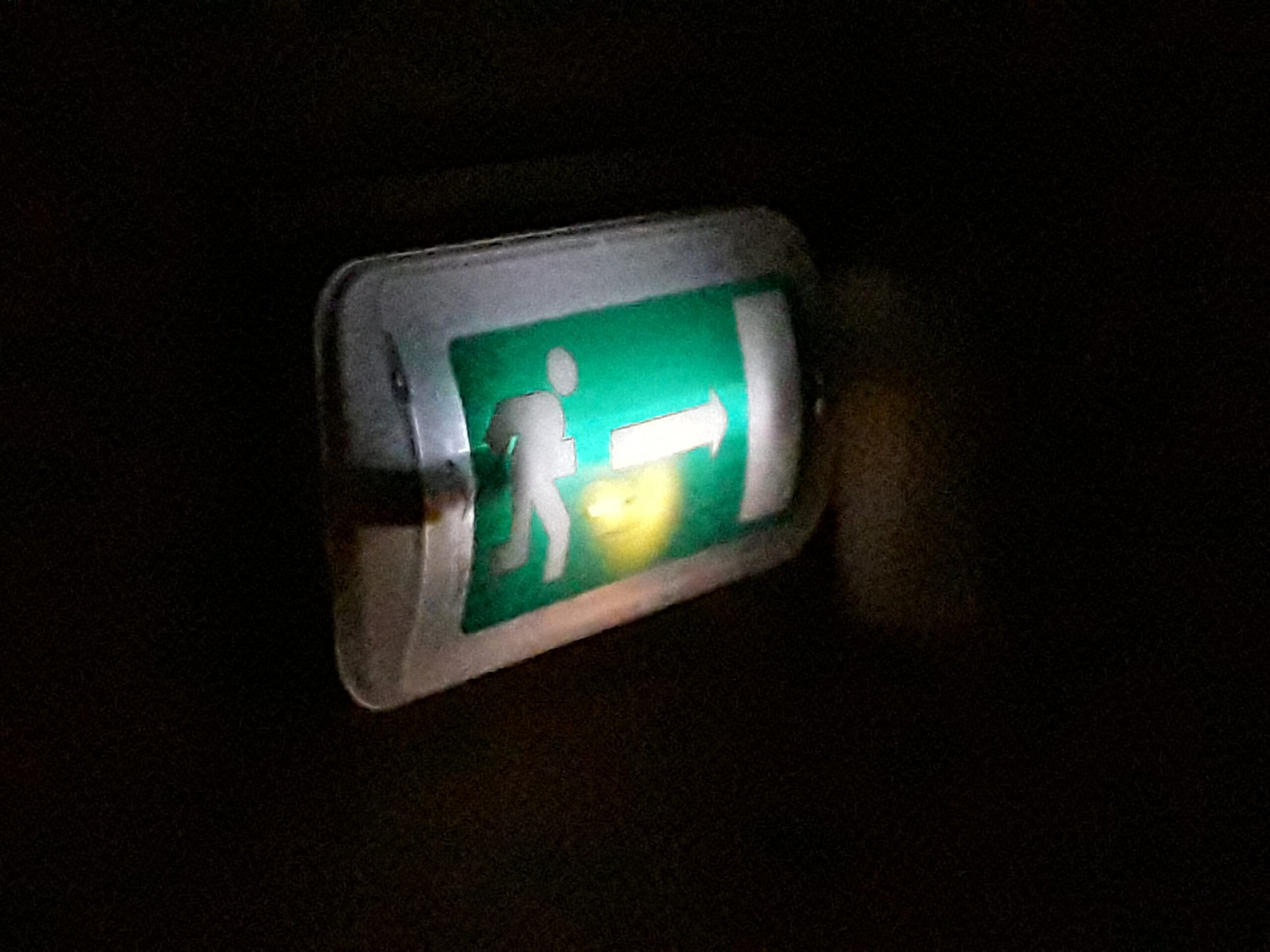 spiel(e) mit dem feuer -kunstfreiheit vs predictive programming